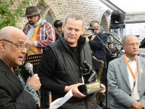 Armando Gonsalves talking about the Karmaveer Award to Rene Barretto, introducing the head honcho of Dutch Jazz, Alexander Beets, as presenter of the prestigious award!