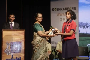 Anjani Kamat, widow of Shridhar Kamat receiving the award bestowed on her late husband.