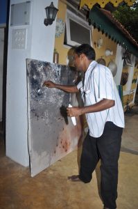 Artiste Salvador Fernandes on his canvas