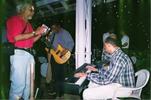 Armando Gonsalves joins on the piano