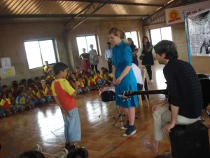 Barbara Carlotti teaching a kid how to groove!