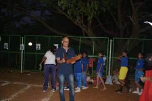 Armando Gonsalves clapping the running race