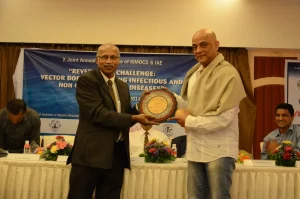 Armando Gonsalves recieving the shield of appreciation