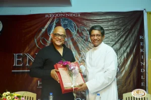 The principal presenting a momento to Armando Gonsalves